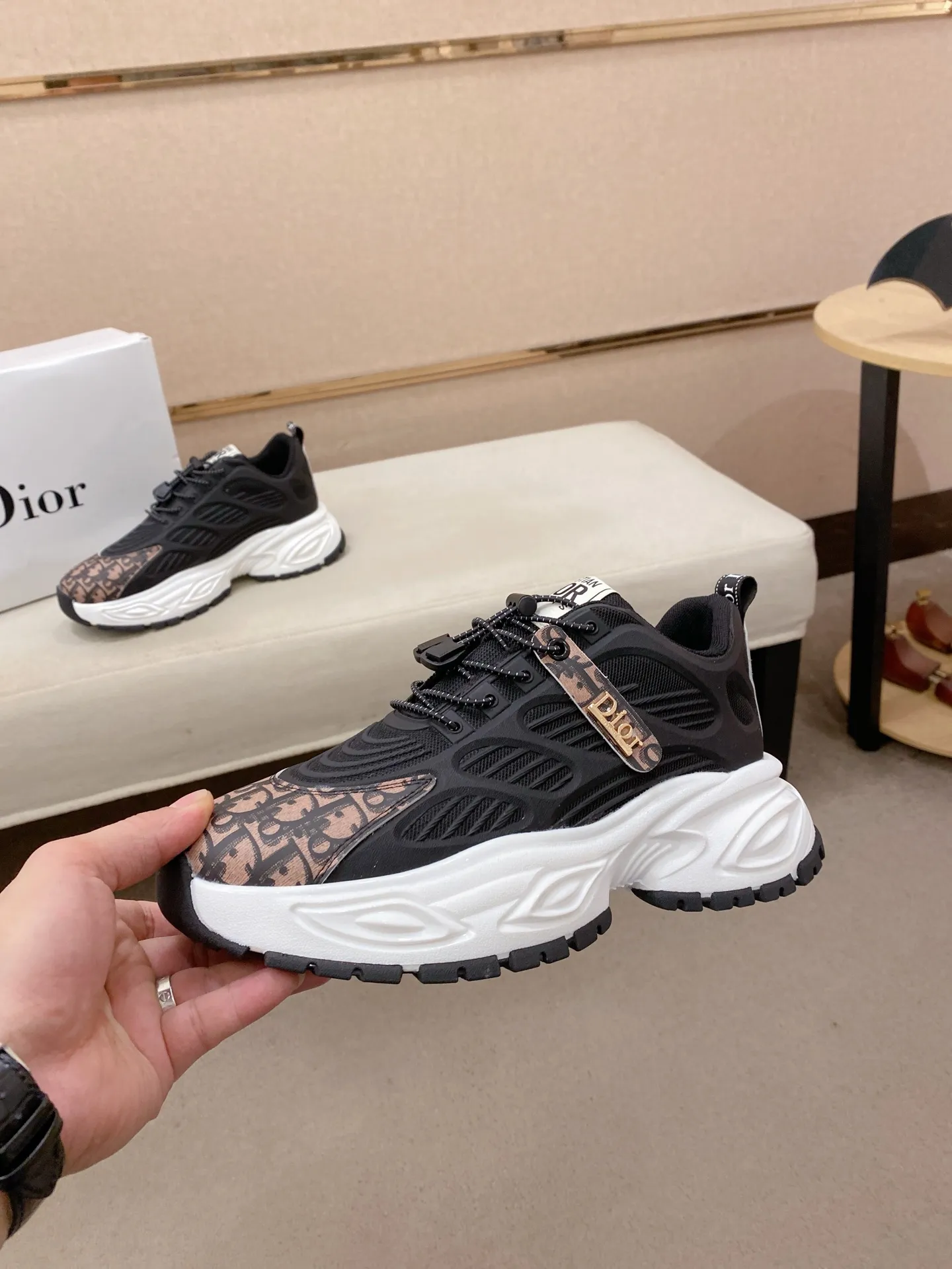 Men's shoes💰 462💰🇮🇹🇮🇹Dior d The new model is on sale at the same time at the counter. The upper 🇮🇹 is imported Italian first-layer cowhide, and the lining is fully imported sheepskin 💪💪. It is a complete 1⃣️ to 1⃣️ replica 🇮🇹💪💪, ⚠ Sole: The original sole is specially provided by the original factory. The exclusive movable molded sole is super comfortable. ⚠Original factory single goods, 🔍🔍high quality, you can enter and leave the counter at will, welcome to compare⚠. Code number:38-44